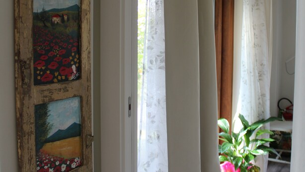 A doorway with a painting, a curtain, and a potted plant. - Accommodation surrounded by greenery, silence and privacy, a romantic escape from the city (Mozzano Torretta)