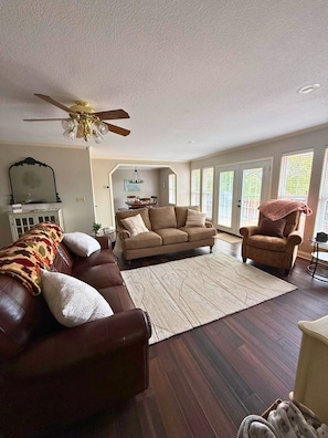 Smart TV, fireplace, ping pong, books