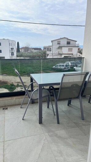 Outdoor dining - Apartment Near Beach and the Airport Split (Kastela)