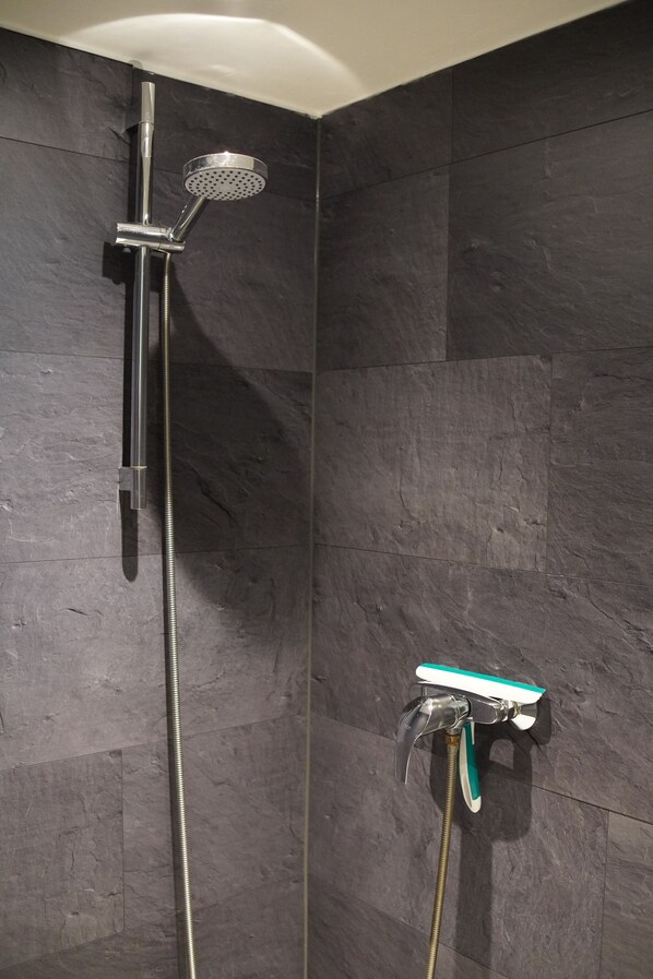 Douche, sèche-cheveux, serviettes fournies, papier toilette