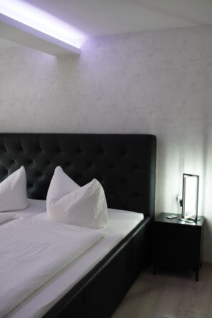 2 bedrooms, travel crib, internet, bed sheets
