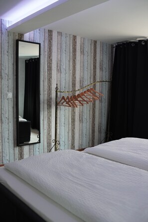 2 bedrooms, travel crib, internet, bed sheets