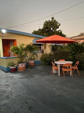 Standard Apartment | Outdoor dining - Ocean Sky Apartments  (Oistins)