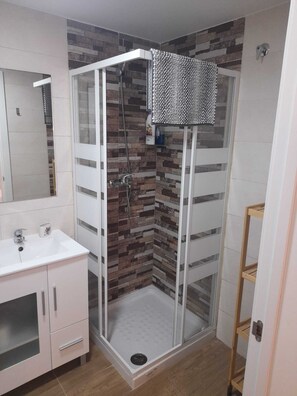 Dusche, Haartrockner, Handtücher, Seife