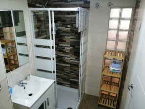 Dusche, Haartrockner, Handtücher, Seife
