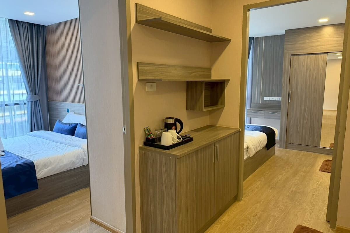 Una habitación de hotel con cama, kitchenette y baño.