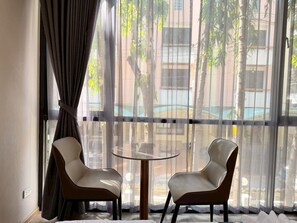 Deluxe Studio, Balcony, City View | Interior - The Iconic (Muang Pattaya)