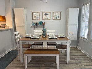Dining - Pelican’s Perch: 3 minute walk to the beach, shops, restaurants and pavilion. (North Myrtle Beach)