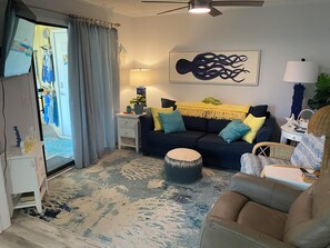 Smart TV - Pelican’s Perch: 3 minute walk to the beach, shops, restaurants and pavilion. (North Myrtle Beach)