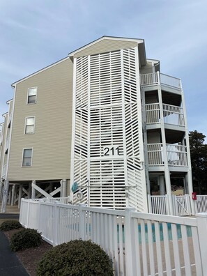 Exterior - Pelican’s Perch: 3 minute walk to the beach, shops, restaurants and pavilion. (North Myrtle Beach)