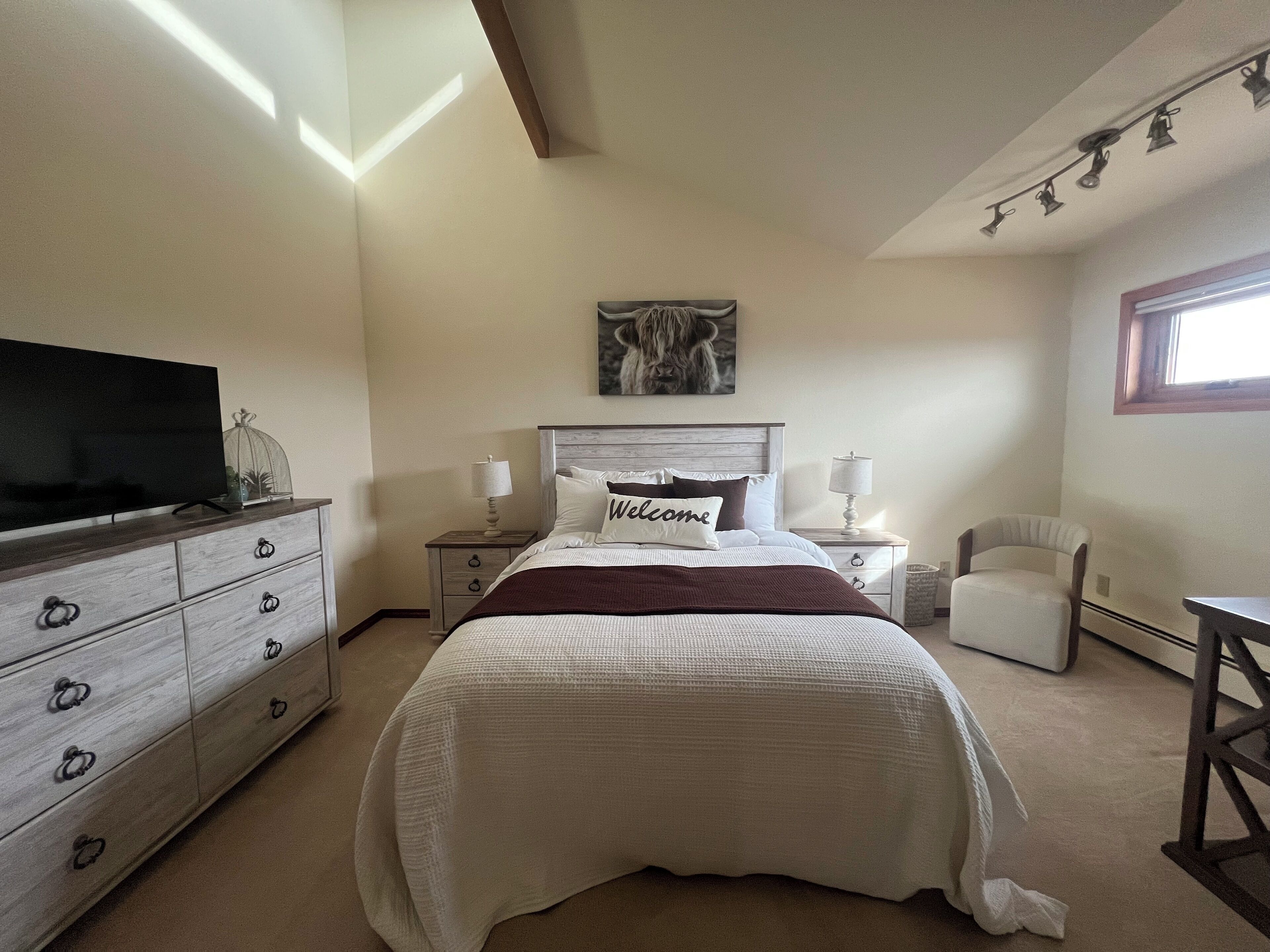 4 bedrooms, iron/ironing board, WiFi, bed sheets