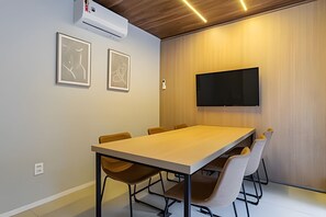 Estudio básico | Sala de reuniones