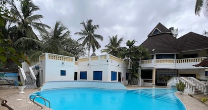 Luxurious 3-bedroom Holiday House With Pool Access in Diani Beach