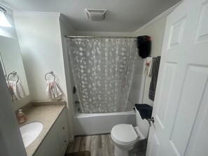 Towels, soap, toilet paper - Cozy 2bd cabin in Woodruff! Close to town but far enough away for privacy! (Woodruff)