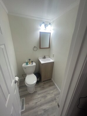 Toallas, jabón, papel de baño 