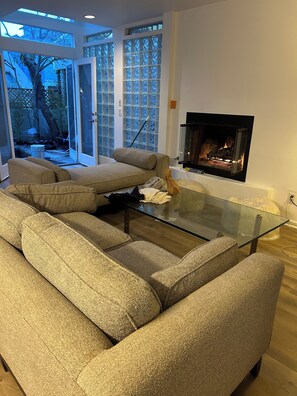 Living area - Venice beach house retreat,steps to the sands (Los Angeles)