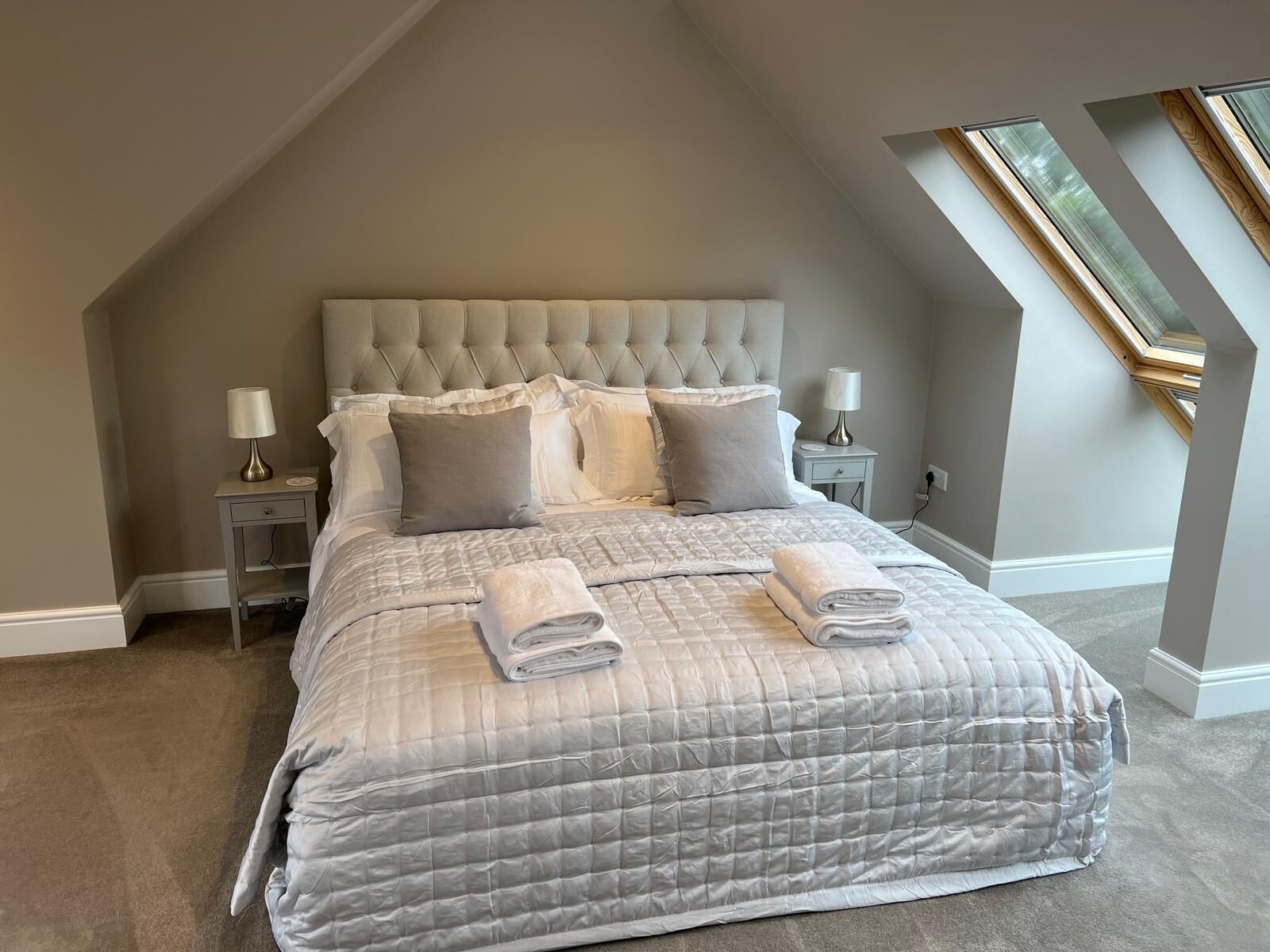 5 bedrooms, iron/ironing board, WiFi, bed sheets