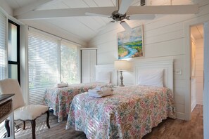 2 bedrooms, iron/ironing board, free WiFi, bed sheets - Quiet Deer Island Retreat/Walk to Harbour Town (Hilton Head Island)