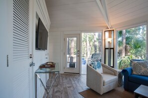 TV, books - Quiet Deer Island Retreat/Walk to Harbour Town (Hilton Head Island)