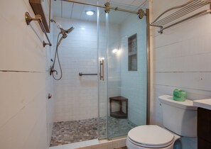Shower, hair dryer, towels, soap - Quiet Deer Island Retreat/Walk to Harbour Town (Hilton Head Island)