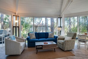 TV, books - Quiet Deer Island Retreat/Walk to Harbour Town (Hilton Head Island)