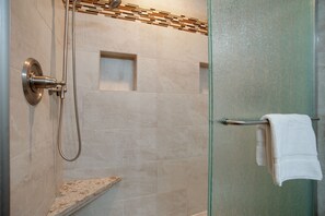Shower, hair dryer, towels, shampoo - Relax & Unwind|2BR Sea Pines Getaway (Hilton Head Island)
