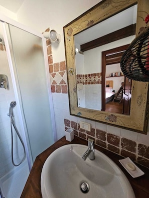 Doccia, asciugacapelli, bidet, asciugamani