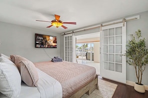 3 bedrooms, desk, iron/ironing board, travel cot - Aruba Breeze Retreat | Hot Tub & Pool Table (Fort Myers)