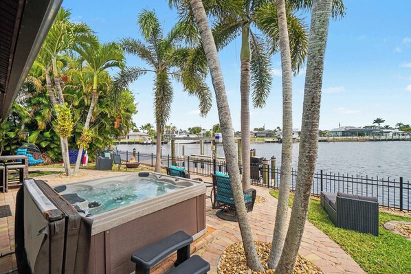 Terrace/patio - Aruba Breeze Retreat | Hot Tub & Pool Table (Fort Myers)