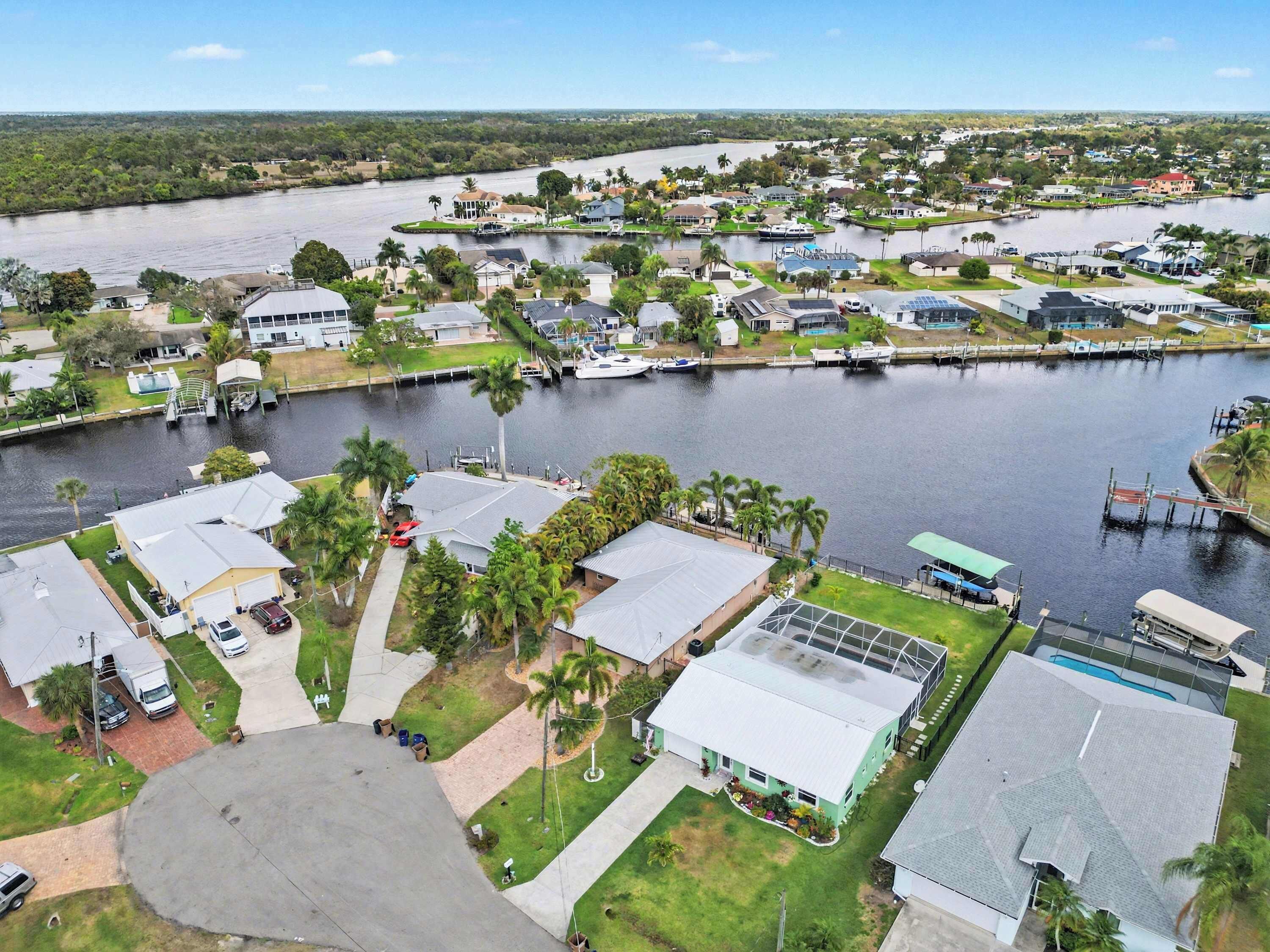 Un quartier résidentiel avec des maisons, un quai et une rivière.