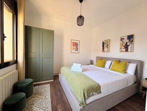3 bedrooms, iron/ironing board, WiFi, bed sheets - Sunny Lemon Suites Metro L2 (Barcelona)