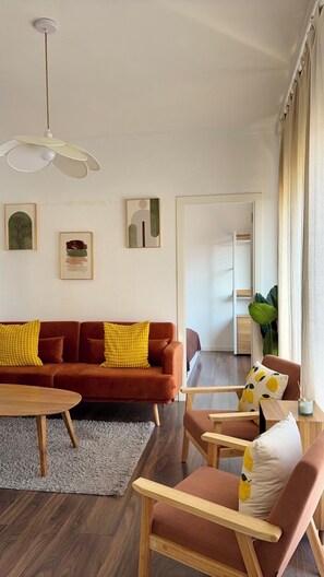 Living area - Sunny Lemon Suites Metro L2 (Barcelona)