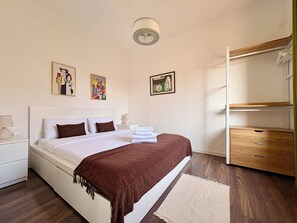 3 bedrooms, iron/ironing board, WiFi, bed sheets - Sunny Lemon Suites Metro L2 (Barcelona)