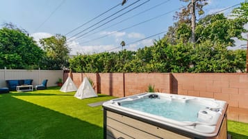 Tina de hidromasaje al aire libre