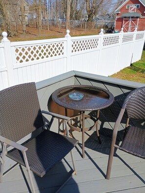 Outdoor dining - Amityville Spacious .....Steps to Town. (Amityville)