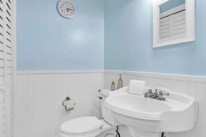 Shower, hair dryer, towels, soap - Paradise Point -Pet friendly 
Oceanfront Luxury with Pool/ Dock/outdoor kitchen. (Marathon)