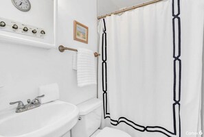 Shower, hair dryer, towels, soap - Paradise Point -Pet friendly 
Oceanfront Luxury with Pool/ Dock/outdoor kitchen. (Marathon)