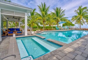 Outdoor pool - Paradise Point -Pet friendly 
Oceanfront Luxury with Pool/ Dock/outdoor kitchen. (Marathon)
