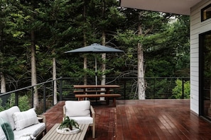 Outdoor dining - Aspen Lodge Bright - Enjoy an elevated outlook that captures the beauty of Morses Creek and the nature while remaining moments from the heart of town. (Bright)