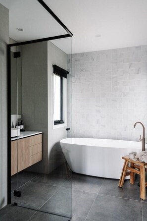 Bathroom - Aspen Lodge Bright - Enjoy an elevated outlook that captures the beauty of Morses Creek and the nature while remaining moments from the heart of town. (Bright)