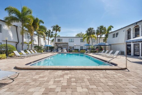 Luxury 2BR Oasis Steps From Bayshore - Resort Style Pool, Gym and Free Parking