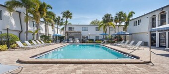 Luxury 2BR Oasis Steps From Bayshore - Resort Style Pool, Gym and Free Parking