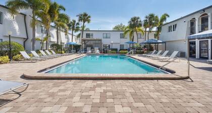 Luxury 2BR Oasis Steps From Bayshore - Resort Style Pool, Gym and Free Parking