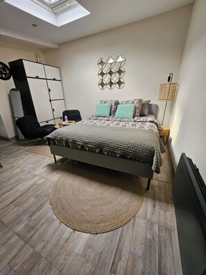 1 habitación, tabla de planchar con plancha, internet y ropa de cama 