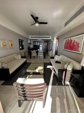 Sviitti, 1 makuuhuone, parveke | Oleskelualue