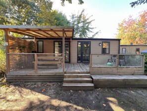 Terrace/patio - 3-bedroom mobile home – Sleeps 6 – 5*  Mayotte Vacances campsite in Biscarrosse (Biscarrosse)