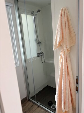 Shower, hair dryer - 3-bedroom mobile home – Sleeps 6 – 5*  Mayotte Vacances campsite in Biscarrosse (Biscarrosse)