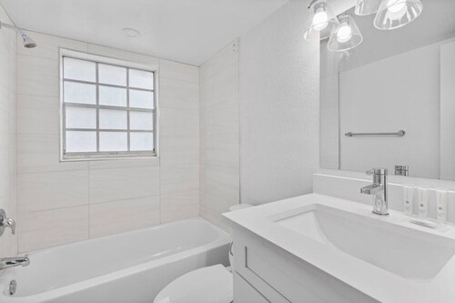 Chic South Tampa Retreat - Free Parking, Free Crib and an Amazing Location!