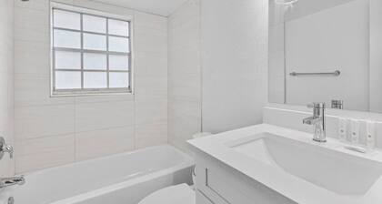 Chic South Tampa Retreat - Free Parking, Free Crib and an Amazing Location!