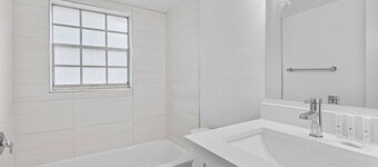 Chic South Tampa Retreat - Free Parking, Free Crib and an Amazing Location!